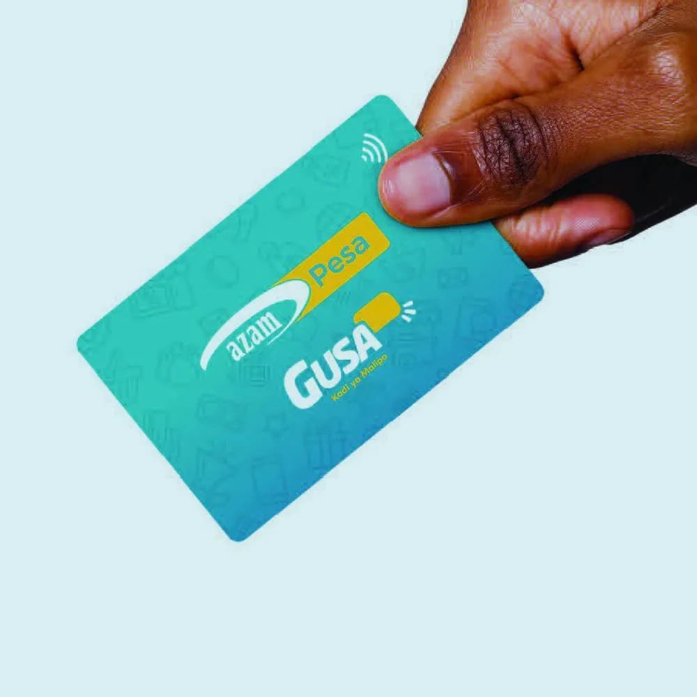 Mkono ukiwa umeshika kadi ya Gusa ya AzamPesa